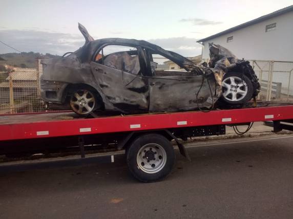 Motorista de carro morre
carbonizado após acidente com carreta na BR-101 em Tubarão - foto 4