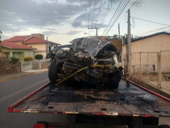 Motorista de carro morre
carbonizado após acidente com carreta na BR-101 em Tubarão - foto 3