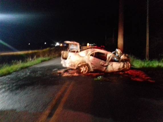 A colisão foi registrada no km 341, 

bairro São Cristóvão. Motorista do carro não resistiu aos ferimentos e morreu no local; caminhoneiro não ficou ferido