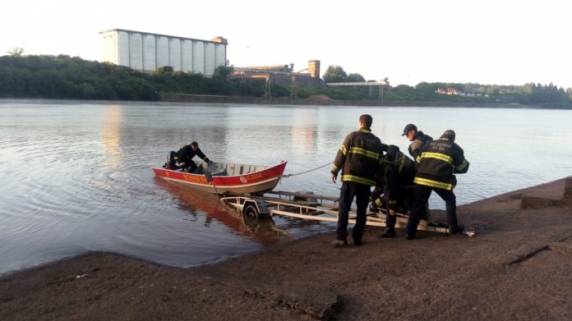 Cinco soldados equipados com um barco trabalham na tentativa de resgate