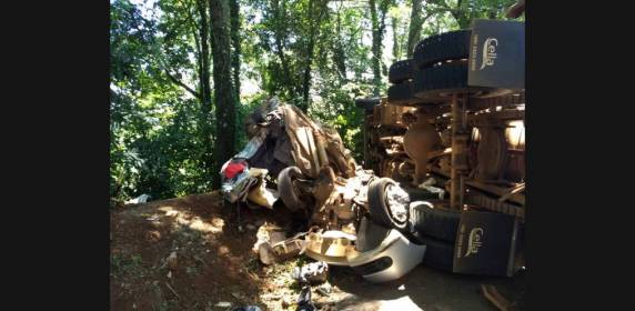 Acidente envolvendo carro de Maravilha deixa
quatro mortos na BR-282 - foto 2