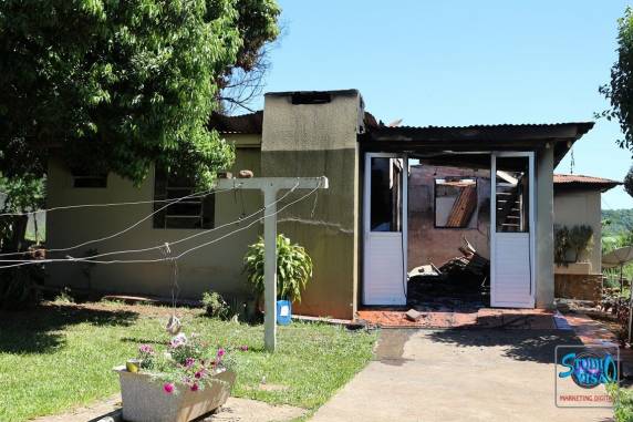 Casa é destruída por incêndio no interior de Boa Vista do Buricá - foto 3