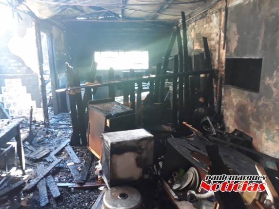 Casa é parcialmente destruída por incêndio no Centro de Três de Maio - foto 2