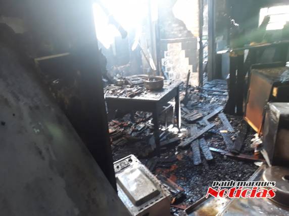 Casa é parcialmente destruída por incêndio no Centro de Três de Maio - foto 3