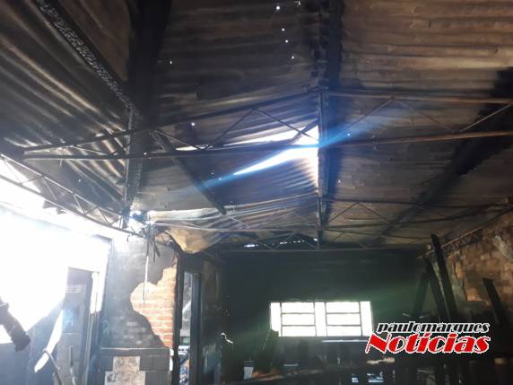 Casa é parcialmente destruída por incêndio no Centro de Três de Maio - foto 4