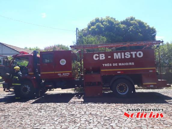 Casa é parcialmente destruída por incêndio no Centro de Três de Maio - foto 7