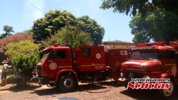 Casa é parcialmente destruída por incêndio no Centro de Três de Maio - foto 6