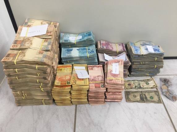 Oito armas de fogo e uma mala de 

dinheiro já foram encontradas