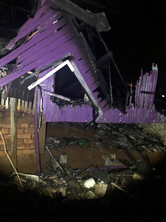 Idoso morre e duas casas pegam fogo em Xaxim - foto 2