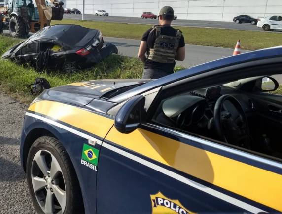 Ação conjunta PRF e Polícia Civil apreende 660 quilos de maconha e recupera veículo clonado na BR 101 em Barra Velha - foto 2