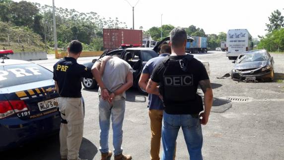Ação conjunta PRF e Polícia Civil apreende 660 quilos de maconha e recupera veículo clonado na BR 101 em Barra Velha - foto 3
