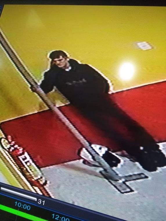 Criminoso levou R$ 4 mil e o celular de um bombeiros, segundo PM
