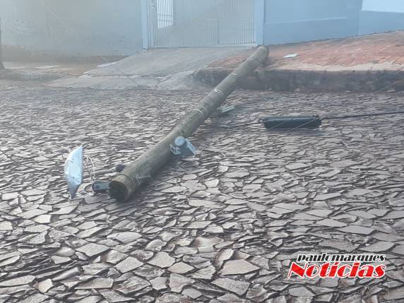 Caminhão enrosca em fios e derruba postes no Centro de Três de Maio - foto 2