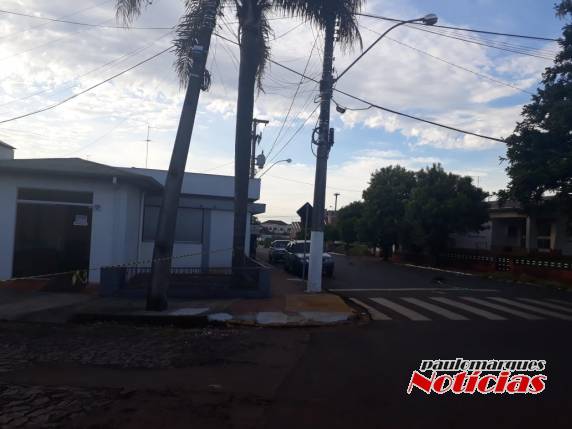 Caminhão enrosca em fios e derruba postes no Centro de Três de Maio - foto 3