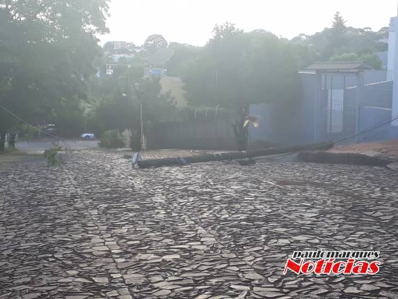 Caminhão enrosca em fios e derruba postes no Centro de Três de Maio - foto 4