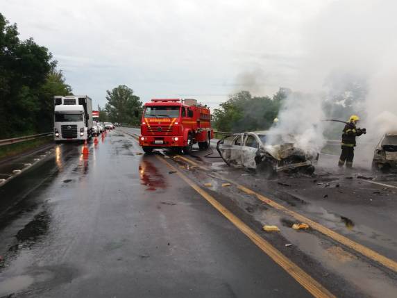 Veículos se 

chocaram frontalmente e incendiaram em Montenegro