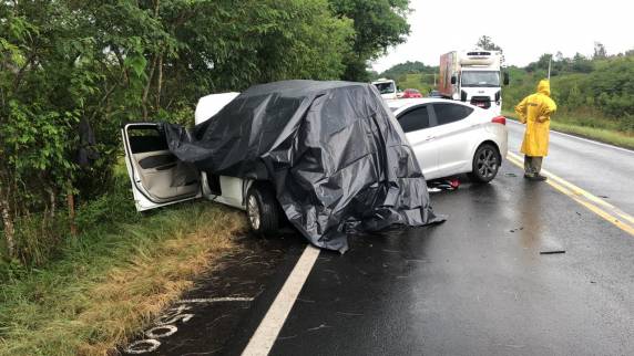 Dois mortos e dois feridos em colisão frontal na RS 239, em Rolante - foto 2