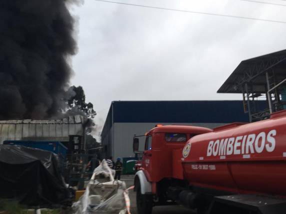 Incêndio de grandes proporções em depósito da
Plastiweber, em Feliz - foto 3