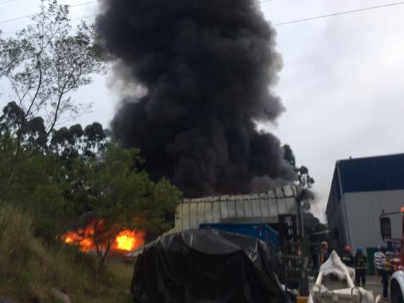 Incêndio de grandes proporções em depósito da
Plastiweber, em Feliz - foto 2