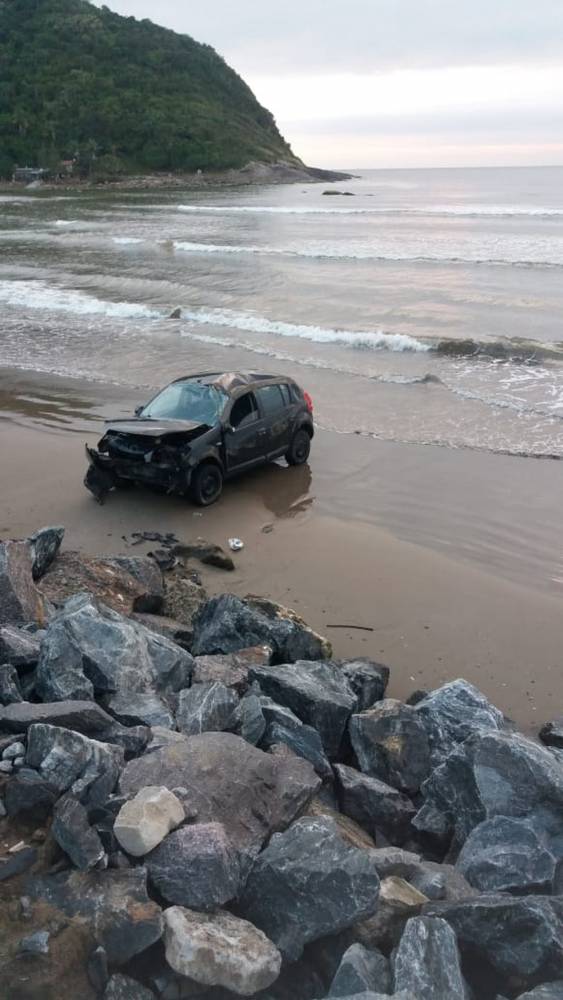 Carro furtado é encontrado capotado em praia de Navegantes - foto 2