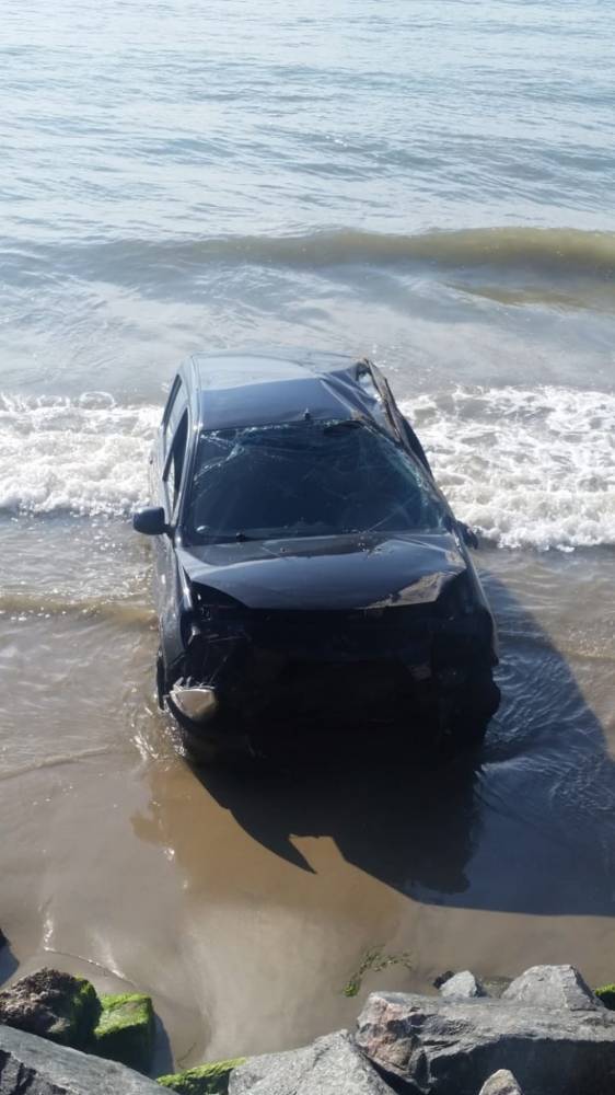 Carro furtado é encontrado capotado em praia de Navegantes - foto 3