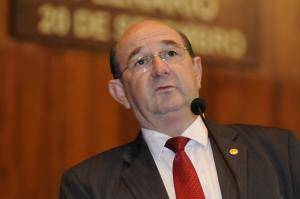 Deputado preferiu ficar na liderança da bancada na Assembleia