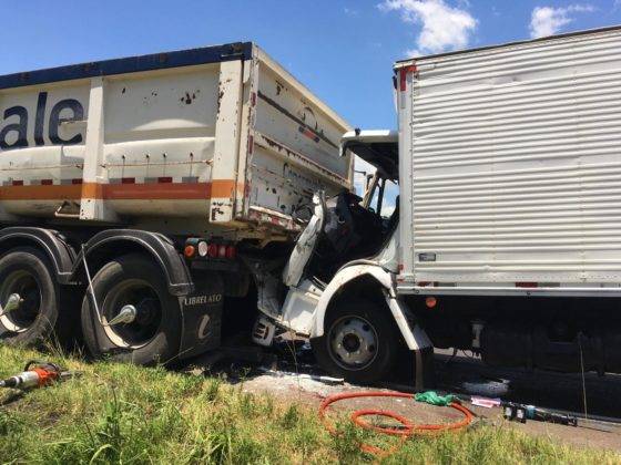 Condutor do caminhão ficou presos nas ferragens e precisou ser retirado pelo Corpo de Bombeiros de Estrela