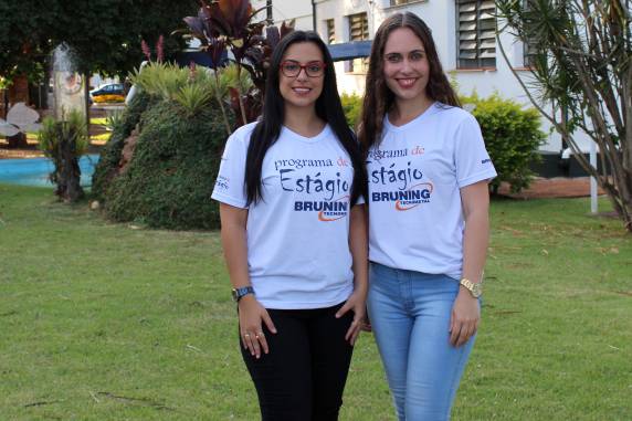 Ana Luisa Mayer de Siqueira e Camile Conrad, do curso de Engenharia de Produção, receberam o prêmio de Estágio Destaque na empresa de Panambi