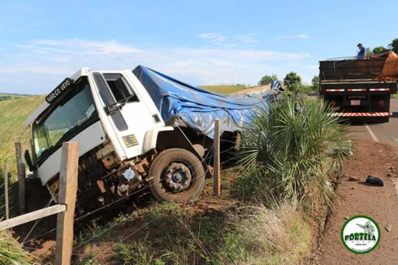 Condutor perde controle de caminhão que desce barranco na
RSC-472 em Tenente Portela - foto 2