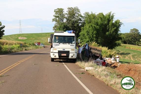 Condutor perde controle de caminhão que desce barranco na
RSC-472 em Tenente Portela - foto 3
