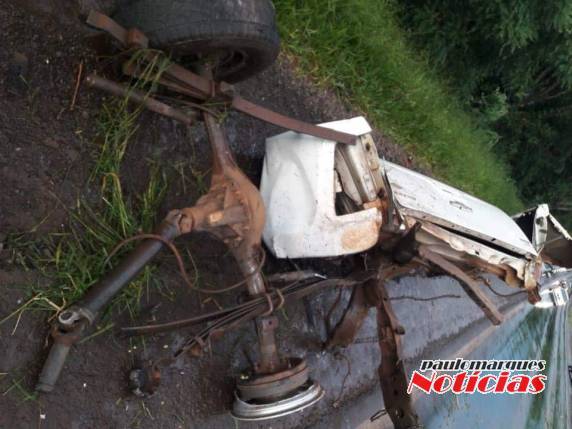 Caminhonete fica destruída após aquaplanagem
na RSC 472 em Santa Rosa - foto 2