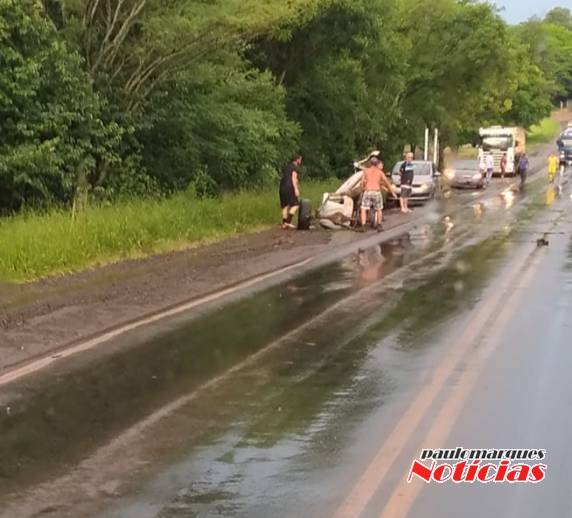 Caminhonete fica destruída após aquaplanagem
na RSC 472 em Santa Rosa - foto 3