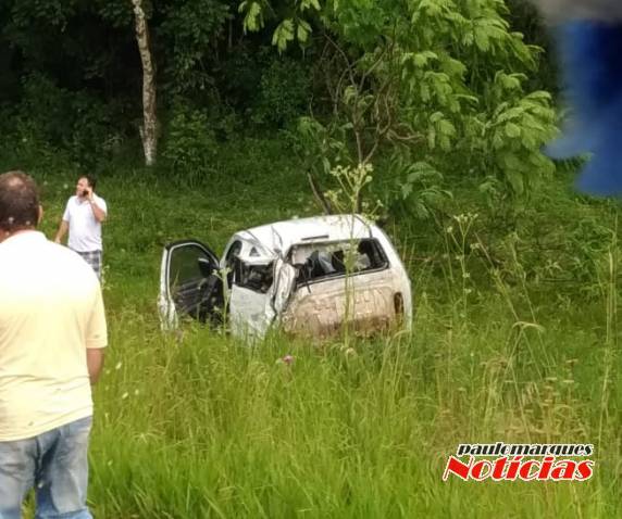 Caminhonete fica destruída após aquaplanagem
na RSC 472 em Santa Rosa - foto 4