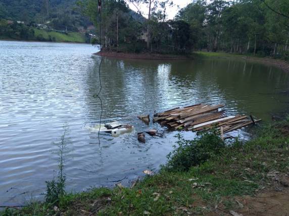 Veículo estava carregado com toras. Pai da vítima sobreviveu e também estava no veículo, mas não conseguiu retirar filho