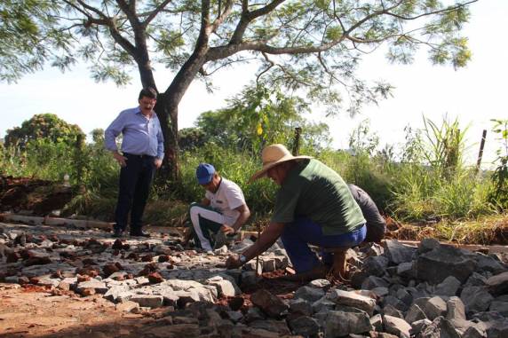 Para melhorar o acesso à indústria de queijos Petry, novo calçamento é realizado na Rua Giruá