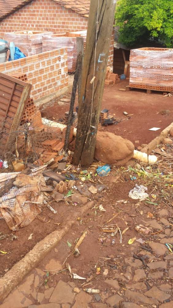 Moradores do bairro Guaíra pedem providência com poste que está por cair, na rua Bela Vista - foto 3
