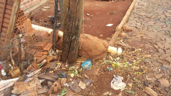 Moradores do bairro Guaíra pedem providência com poste que está por cair, na rua Bela Vista - foto 2
