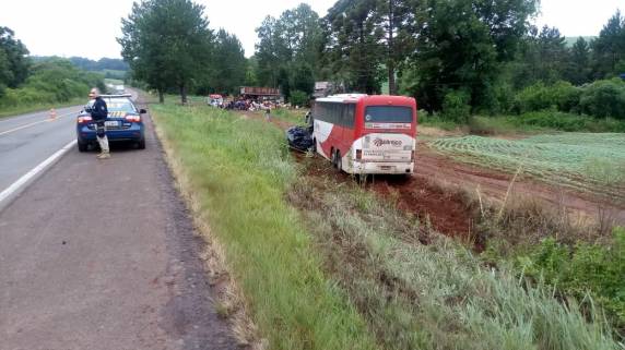 Colisão entre ônibus e
automóvel deixa quatro mortos na BR 386 em Carazinho - foto 4