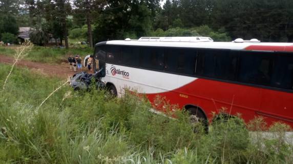 Colisão entre ônibus e
automóvel deixa quatro mortos na BR 386 em Carazinho - foto 3