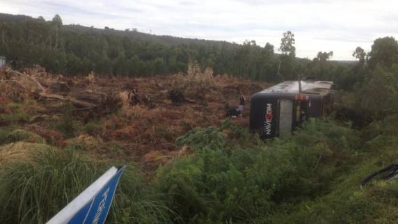 Acidente grave em Irani com o ônibus da banda Nave Som e vítima presa nas ferragens - foto 3