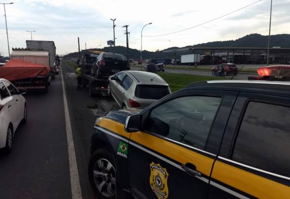 Dupla é
presa com dinheiro, cheques e cartões falsos na BR 101 em Itajaí - foto 3