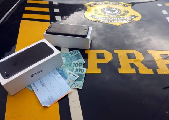 Dupla é
presa com dinheiro, cheques e cartões falsos na BR 101 em Itajaí - foto 2