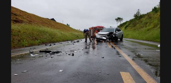 Colisão deixa quatro feridos
na BR-280 - foto 2