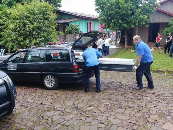 Polícia encontra corpo
de ex-namorada do motorista morto na RS 305 em Horizontina esfaqueado dentro de casa - foto 5