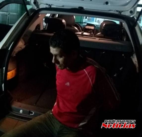 Indivíduo foi atingido por um 

tiro na troca de tiros com a polícia na noite do roubo