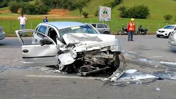 Motorista de um dos 

veículos precisou ser entubado e levado de helicóptero para o hospital. Acidente foi na SC-421