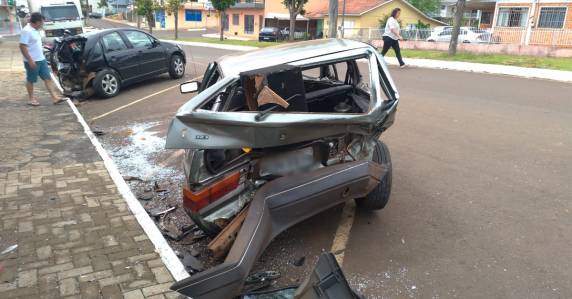 O acidente 

de trânsito foi registrado por volta das 04h15min deste domingo, 23, na Rua Rio de Janeiro, no Bairro Brasília em São Lourenço do Oeste