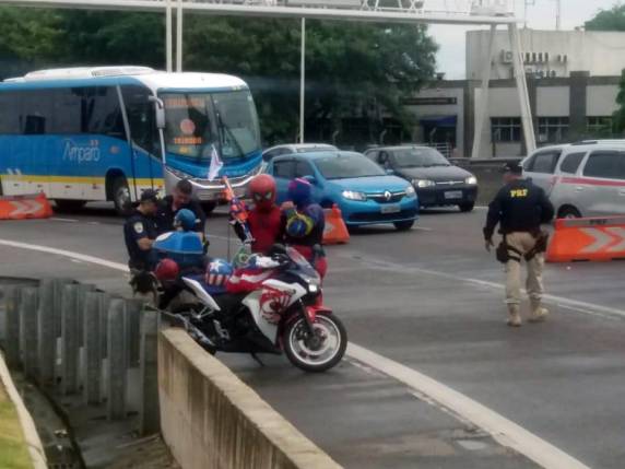 PRF apreende motocicleta de 'super-heróis' na Ponte Rio-Niterói - foto 4