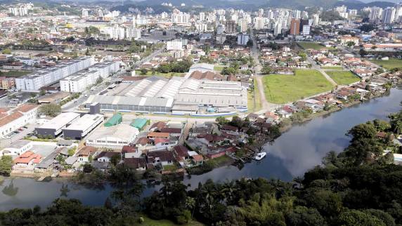 Cidade tornou-se o terceiro polo econômico da Região Sul com uma matriz econômica onde predomina a manufatura, com ênfase em setores como plástico e 

metalmecânico