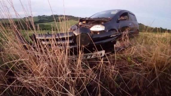 Internauta registra fotos de carro acidentado e abandonado na RSC-472 em Tenente Portela - foto 2